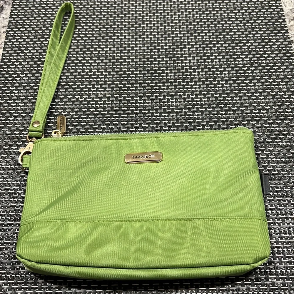Travelon Women’s Green Wristlet Purse Cushioned Bag Clutch with Wrist Strap NWOT